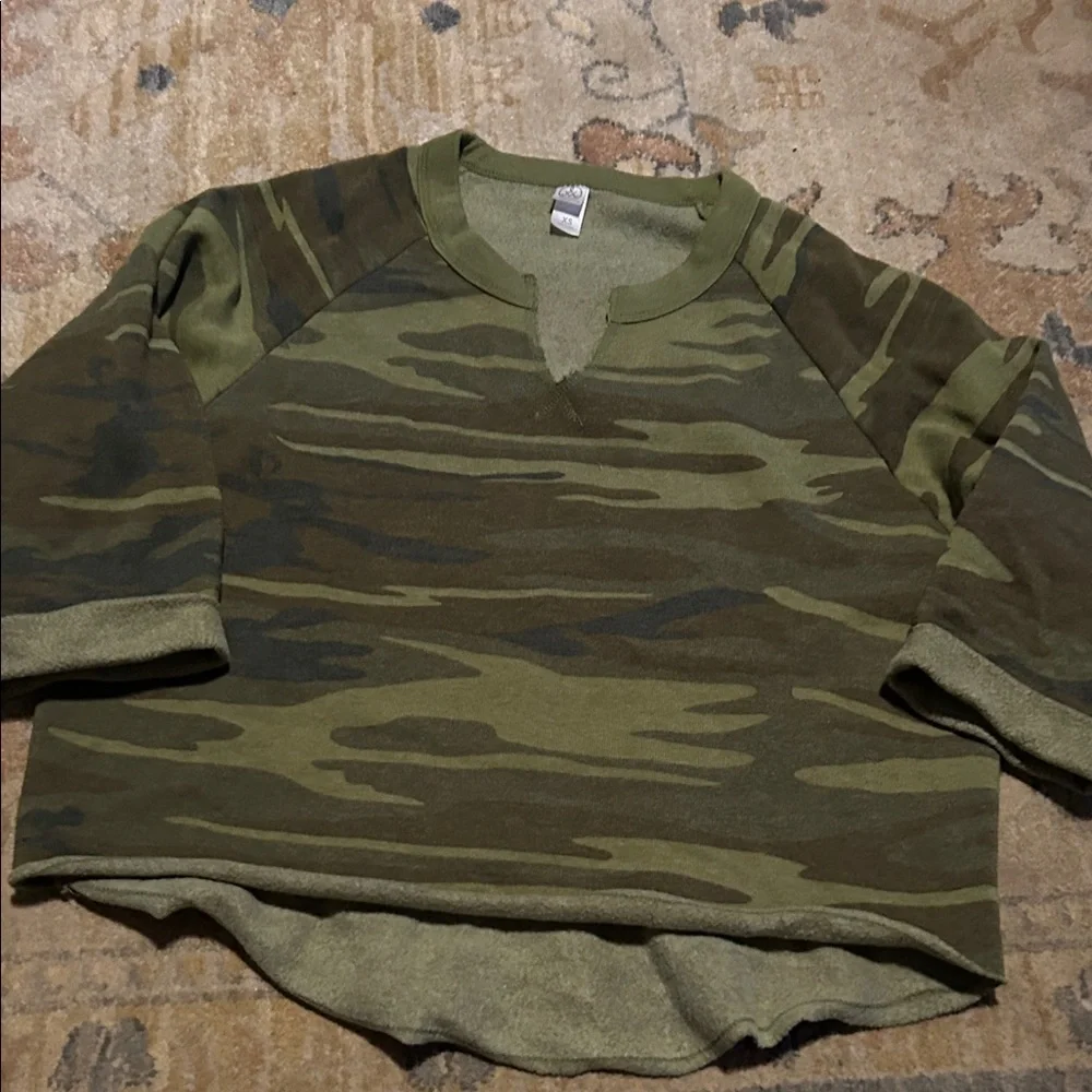 Women's Camouflage Sweatshirt Size Extra Small
